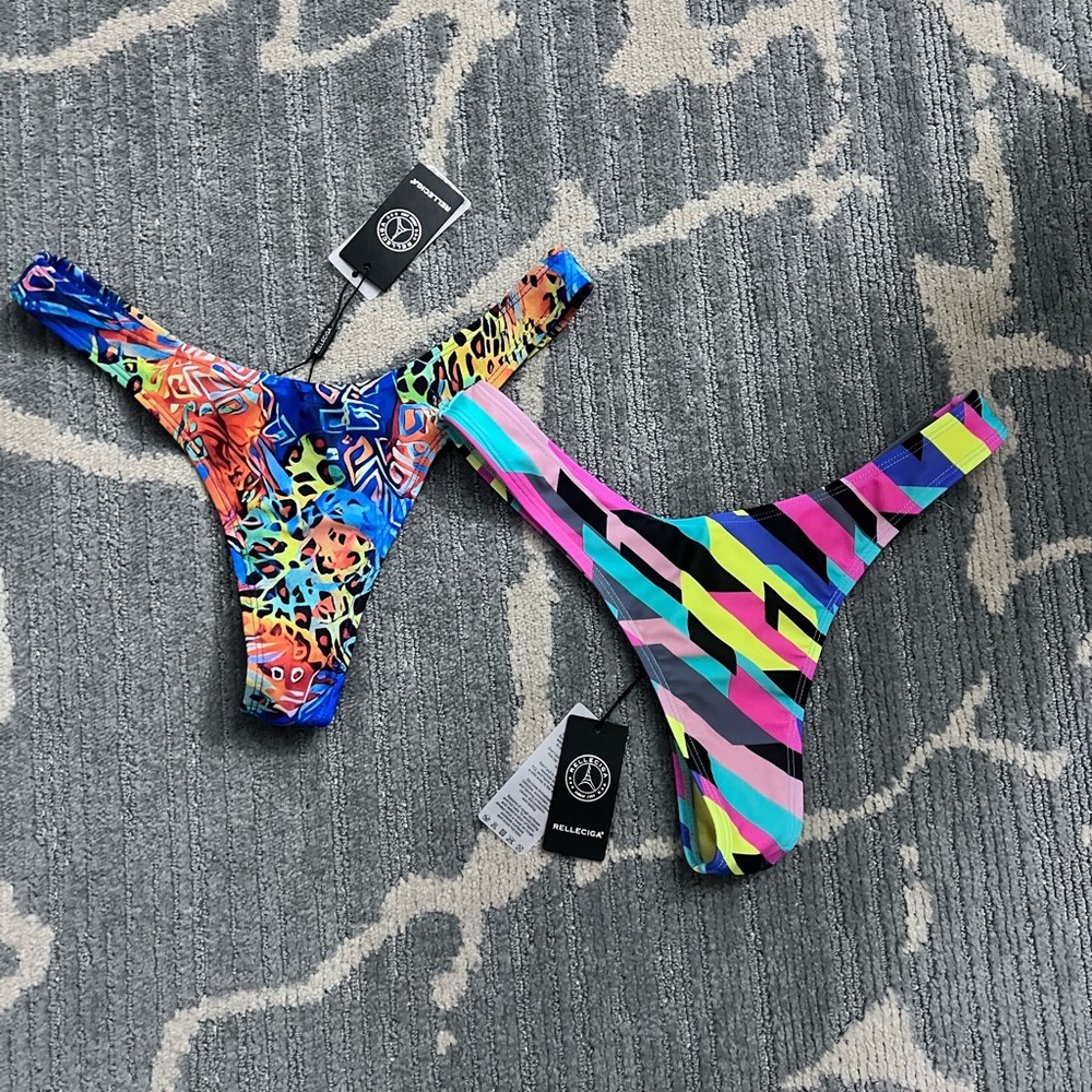 Thong bikini bottoms printed 
Size S